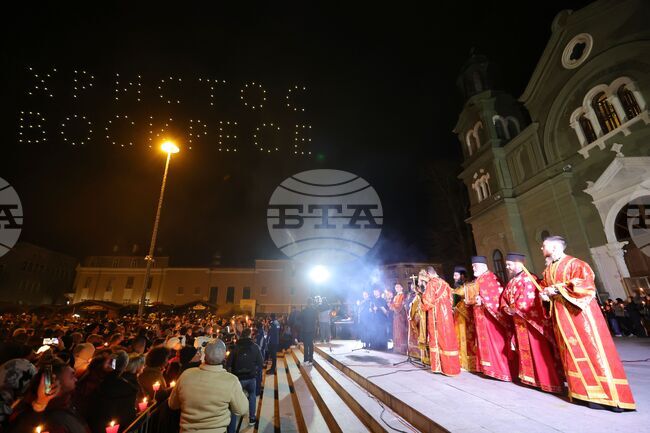 Дронове изписаха „Христос Воскресе" в небето над църквата „Св. св. Кирил и Методий" в Бургас 