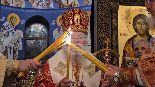 Ловчанският митрополит Гавриил възглави празничната литургия в катедралния храм в Ловеч и възвести Христовото Възкресение