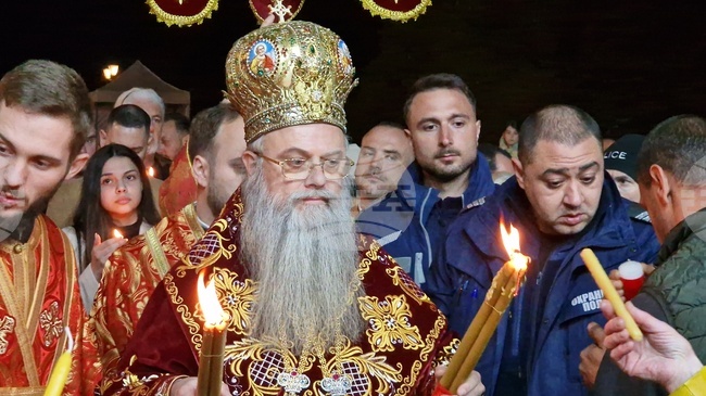 Вярващи изпълниха катедралния храм „Успение Богородично” в Пловдив, за да чуят благата вест за Христовото Възкресение