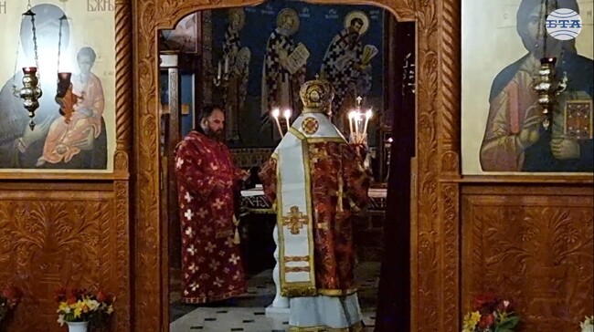 Русенският митрополит Наум води службата за Христовото Възкресение в Басарбовския скален манастир край Русе