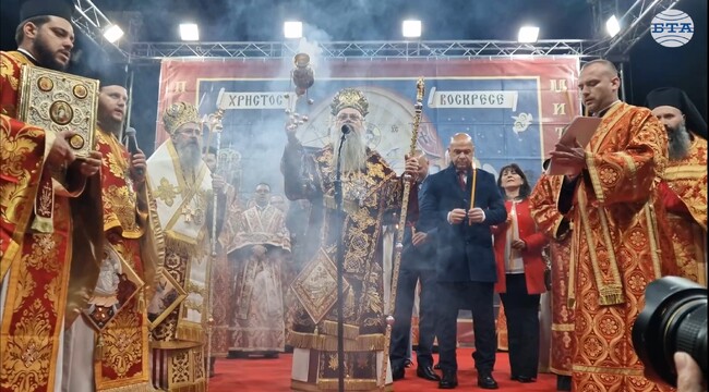 Вярващи изпълниха катедралния храм „Успение Богородично” в Пловдив, за да чуят благата вест за Христовото Възкресение