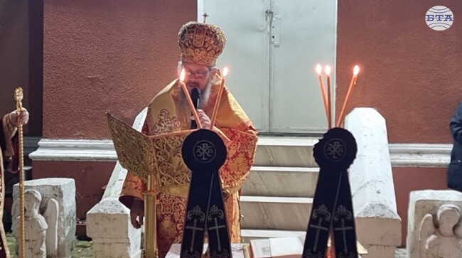 Христовото Възкресение посрещнаха миряните в катедралния храм "Св. св. първоапостоли Петър и Павел" в Силистра