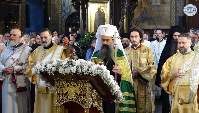 Радостта от Възкресението не престава и до днес, каза патриарх Даниил