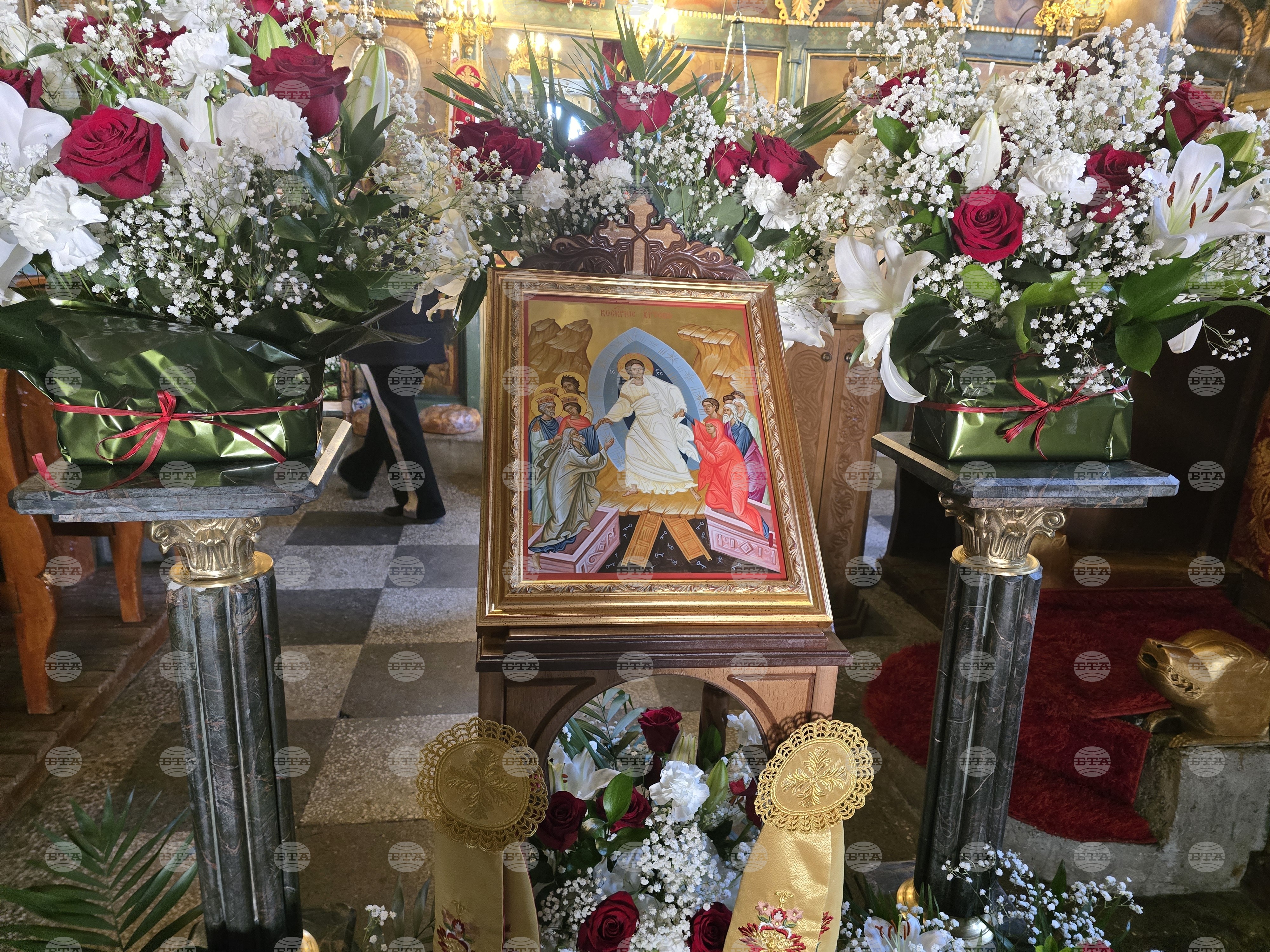 В храм „Успение Богородично“ в село Рупите беше отслужена тържествена великденска литургия