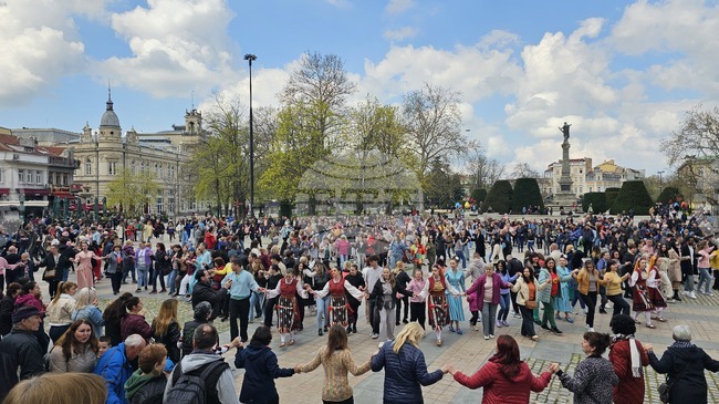 Великденско хоро се изви в центъра на Русе