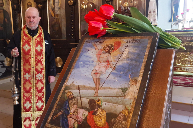 С радостта на Възкресението си пожелаваме да не оскъднява любовта в сърцата ни, каза отец Димитър от хасковската църква „Св. Георги“