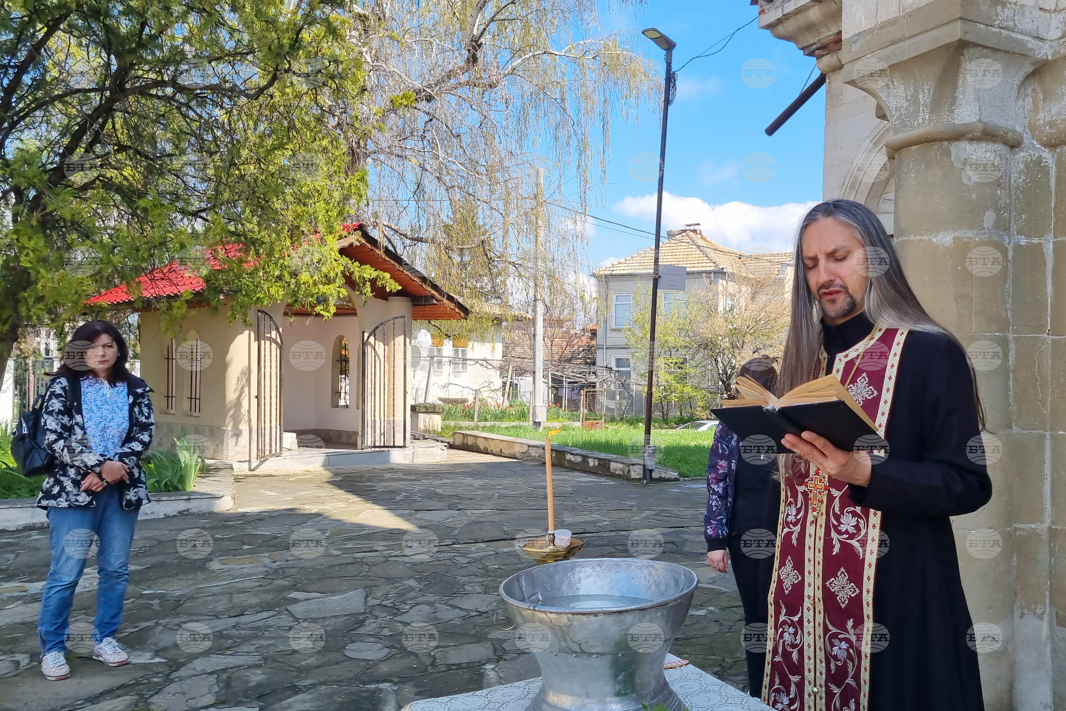 Водосвет за Второ Възкресение Христово отслужи пред храм “Св. Успение Богородично” в Търговище отец Анатоли Тодоров