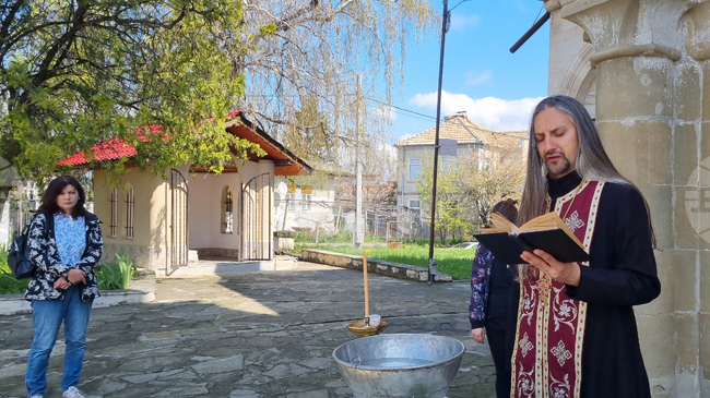 Водосвет за Второ Възкресение Христово отслужи пред храм “Св. Успение Богородично” в Търговище отец Анатоли Тодоров