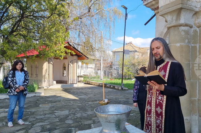 Водосвет за Второ Възкресение Христово отслужи пред храм “Св. Успение Богородично” в Търговище отец Анатоли Тодоров