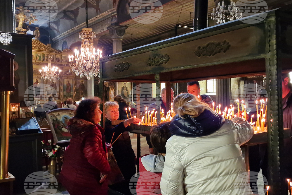 Разград - храм „Св. Николай Мирликийски Чудотворец“  - богослужение за Възкресение Христово