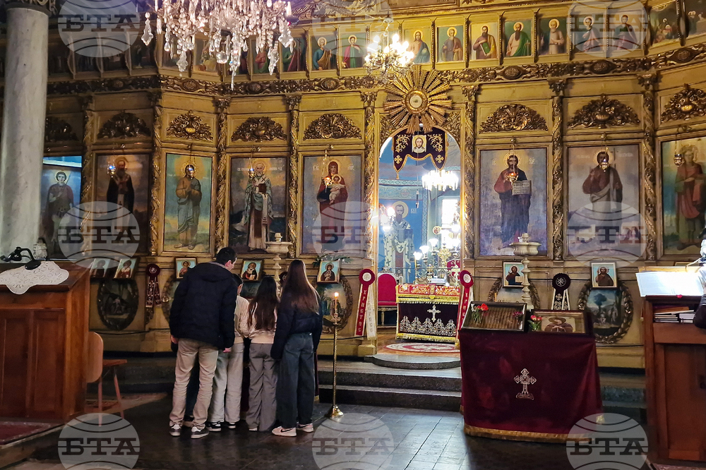 Разград - храм „Св. Николай Мирликийски Чудотворец“  - богослужение за Възкресение Христово