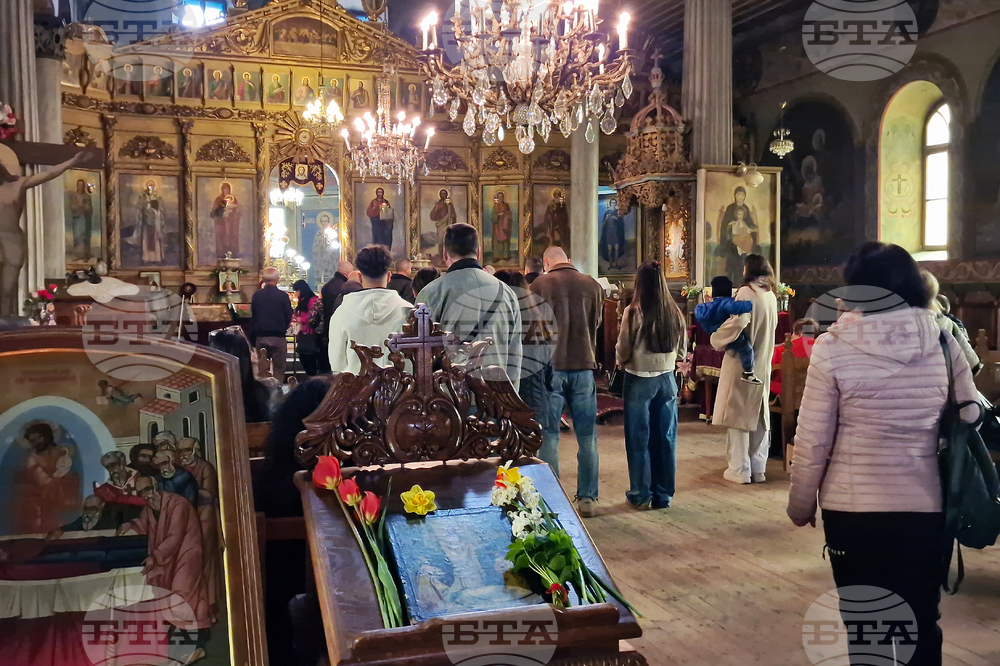 Разград - храм „Св. Николай Мирликийски Чудотворец“  - богослужение за Възкресение Христово