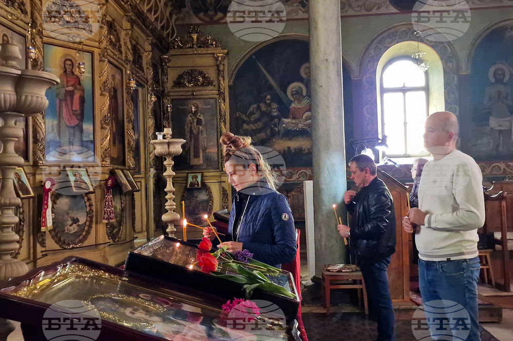 Разград - храм „Св. Николай Мирликийски Чудотворец“  - богослужение за Възкресение Христово