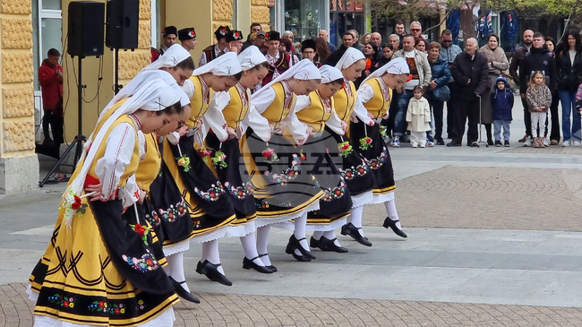 Сливен празнува Възкресение Христово с богослужение, музика и танци