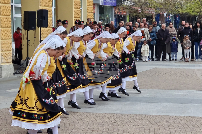 Сливен празнува Възкресение Христово с богослужение, музика и танци