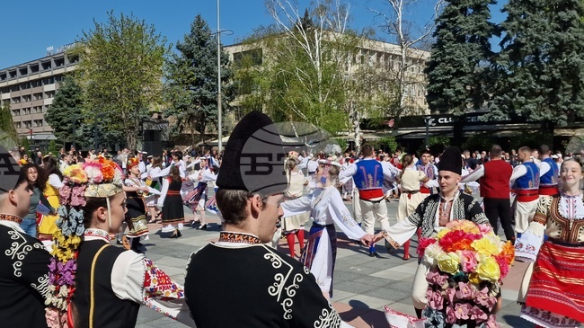 Фолклорни състави и граждани се хванаха на великденско хоро в Монтана 