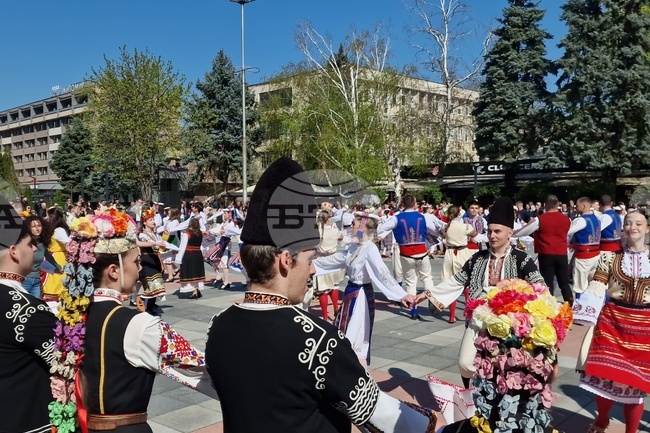 Фолклорни състави и граждани се хванаха на великденско хоро в Монтана 