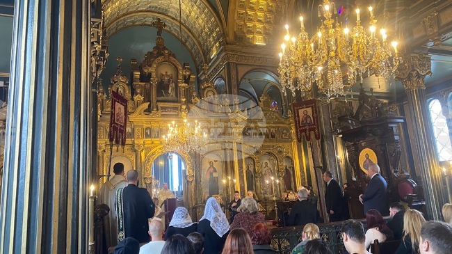 Стотици българи в Истанбул се поздравиха с „Христос Воскресе“ на традиционното богослужение в уникалната Желязна църква „Свети Стефан“