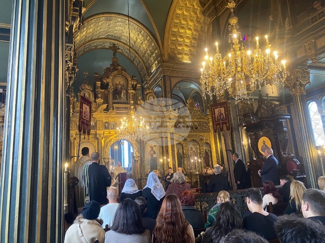 Стотици българи в Истанбул се поздравиха с „Христос Воскресе“ на традиционното богослужение в уникалната Желязна църква „Свети Стефан“