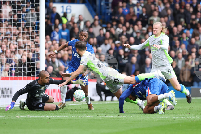 Манчестър Сити вкара три гола на Челси и подгони Арсенал на върха в Англия