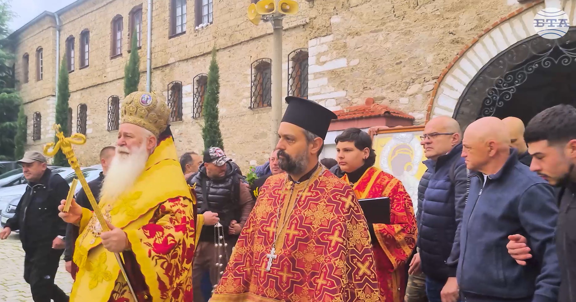 Вярващи от цялата страна последваха чудотворната икона на Света Богородица в литията ѝ от Бачковския манастир до местността Клувията