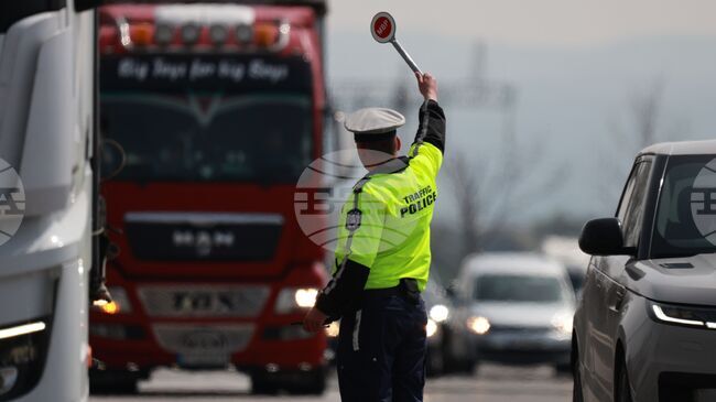 Движението в тунел „Витиня“ на АМ „Хемус“ се осъществява в една лента поради аварирал камион, образувало се е километрично задръстване