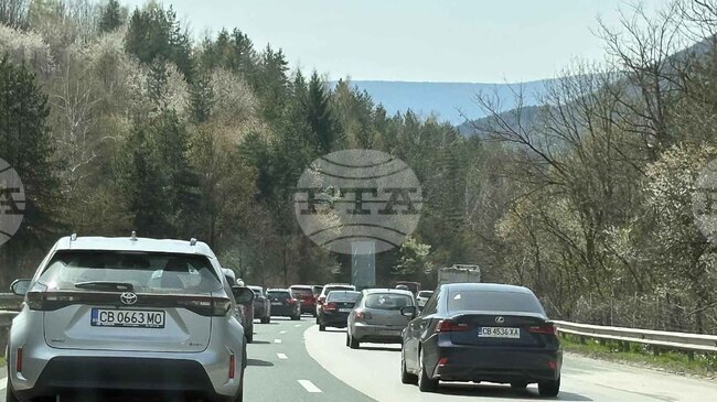 Заради аварирал тир движението при км 35 на магистрала "Хемус" в посока София се осъществява в изпреварващата и втората активна лента 