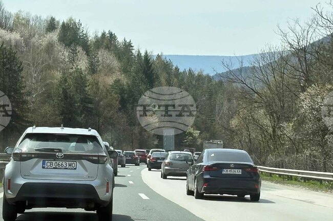 Автомагистрала „Хемус“ - аварирал камион - задръстване