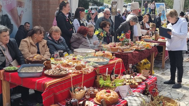 Самодейци подредиха празнични трапези в конкурса „Червен, червен Великден“ в радомирското село Извор