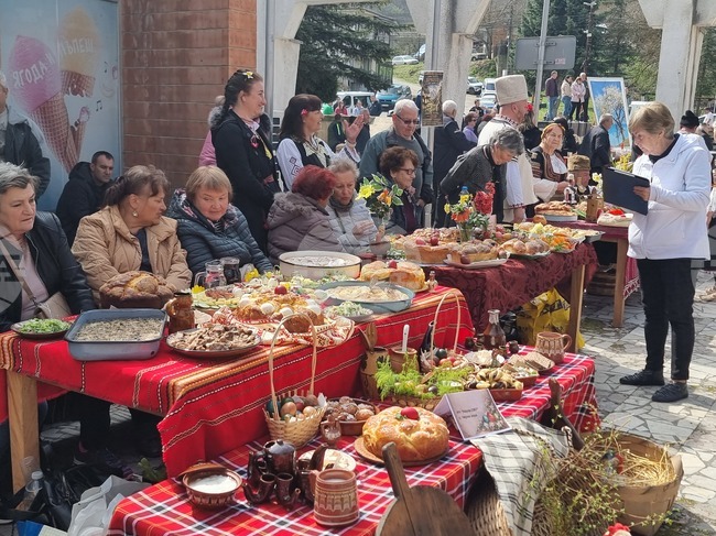Самодейци подредиха празнични трапези в конкурса „Червен, червен Великден“ в радомирското село Извор