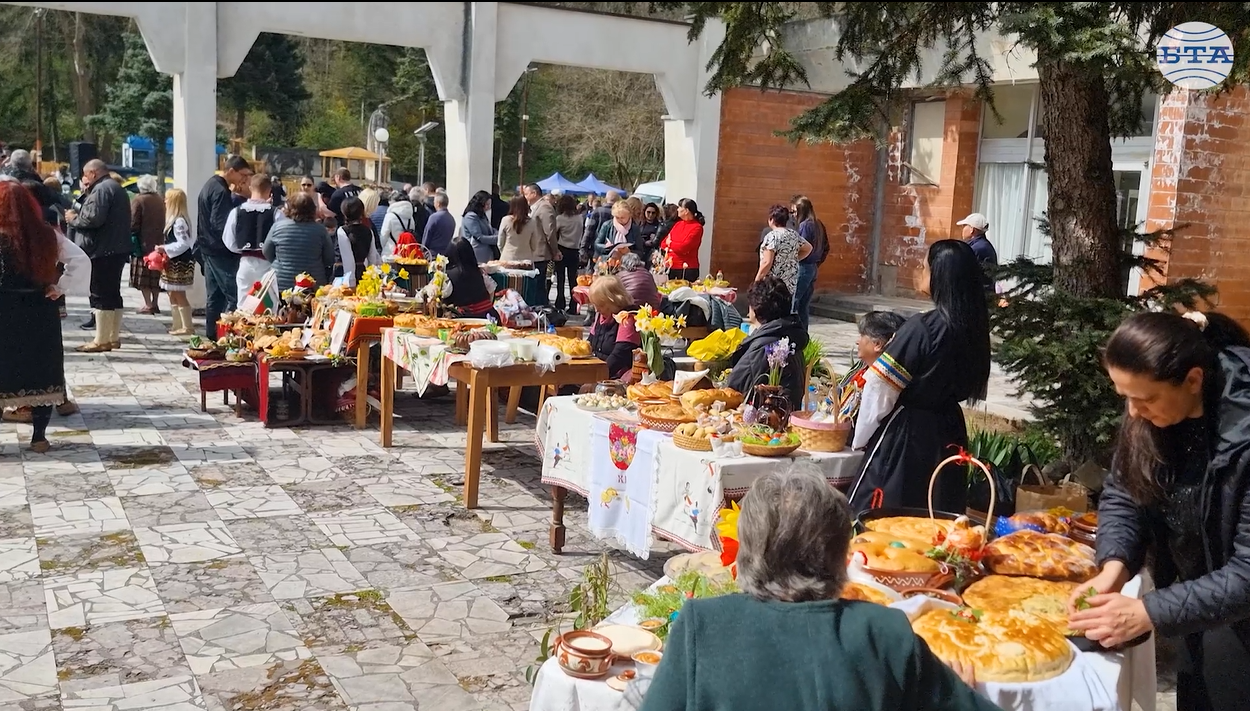 Самодейци подредиха празнични трапези в конкурса „Червен, червен Великден“ в радомирското село Извор