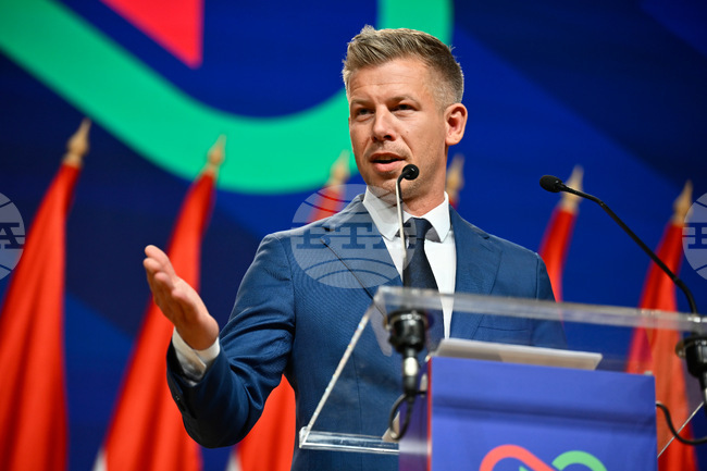 Преди срещата си с президента на Унгария, Мадяр го призова да подаде оставка