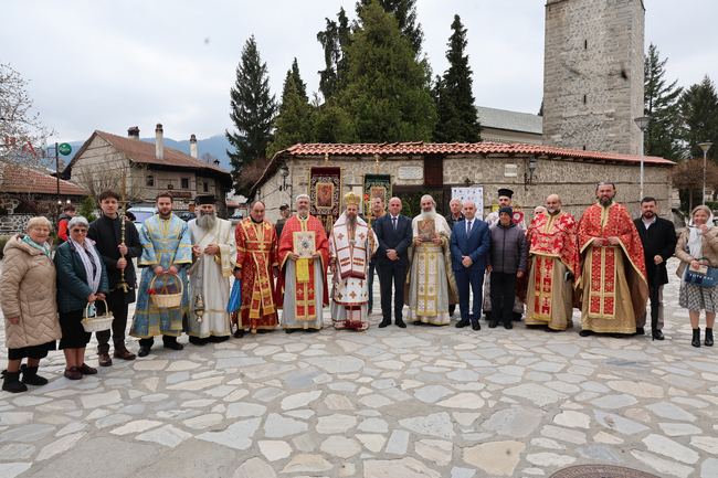 Вярата обедини Банско в тържествено литийно шествие