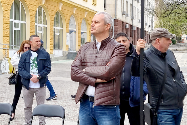 В обществото се правят внушения за „румънски сценарий“ на изборите, каза в Сливен лидерът на „Възраждане“ Костадин Костадинов