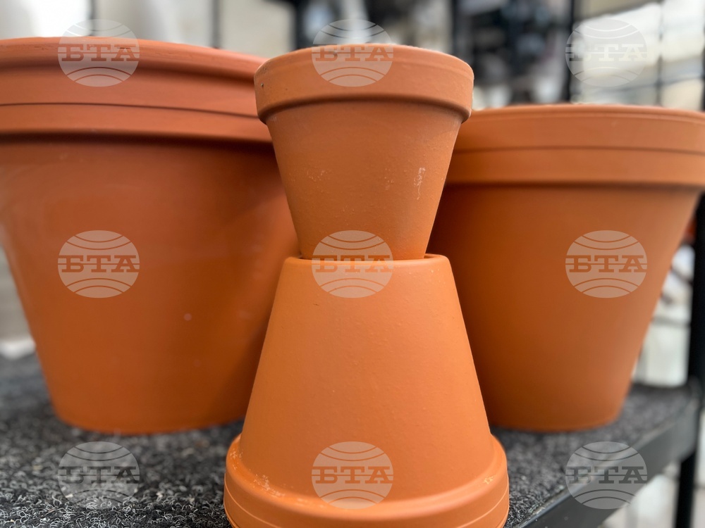 Be Well-Gardening-Plastics