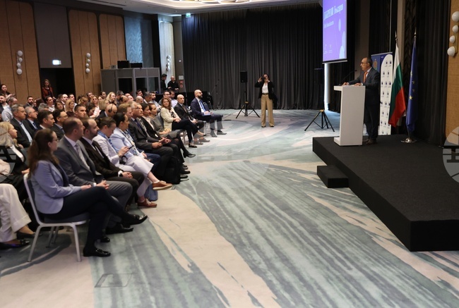 Програмата „ДЖЕРЕМИ България“ оказа помощ на 10 000 фирми с 1,5 милиарда евро финансиране, посочи вицепрезидентът на ЕИБ Марек Мора