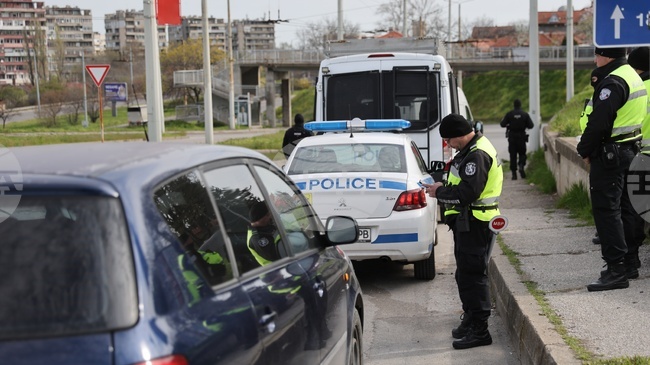 Седем души са арестувани при полицейска спецоперация срещу политическите права в Русенско