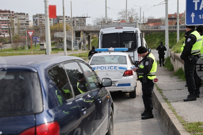 Седем души са арестувани при полицейска спецоперация срещу политическите права в Русенско
