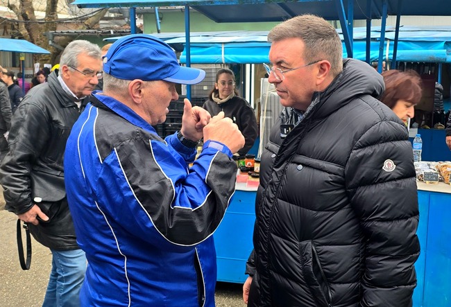 Велико Търново ще диша чист въздух, каза пред жители на града водачът на листата на ГЕРБ – СДС в 4-ти МИР Костадин Ангелов