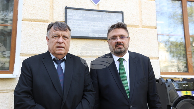 Ректорът на Софийския университет и генералният директор на БТА се преклониха пред паметна плоча за Априлското въстание в Болград