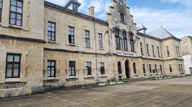 С творчески прояви и спортни състезания ПГПЧЕ „Екзарх Йосиф“ в Разград ще отбележи 35 години от създаването си