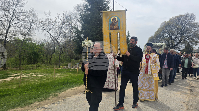Стотици вярващи се събраха в Роженския манастир за празника на чудотворната икона „Света Богородица – Вратарница“