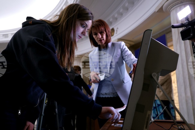 Как да гласуват с хартиени бюлетини и чрез машина научиха ученици в Деня на отворените врати на ЦИК