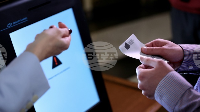 Гласуването с машина е равностойно на гласуването с хартиената бюлетина, напомниха от ЦИК