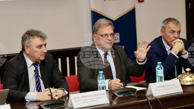 Трябва да изградим политика, основана на знания и данни, заяви служебният министър на околната среда и водите Юлиян Попов