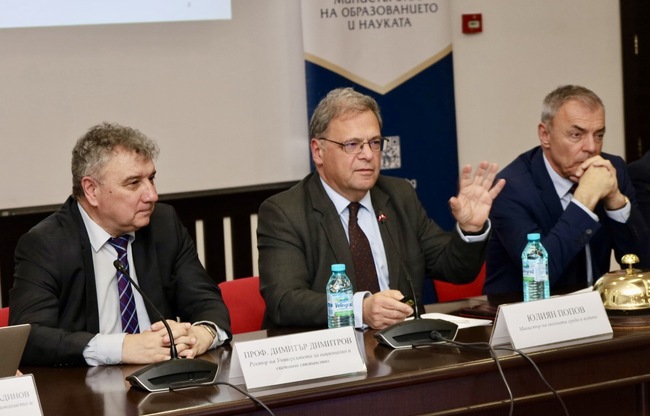 Трябва да изградим политика, основана на знания и данни, заяви служебният министър на околната среда и водите Юлиян Попов