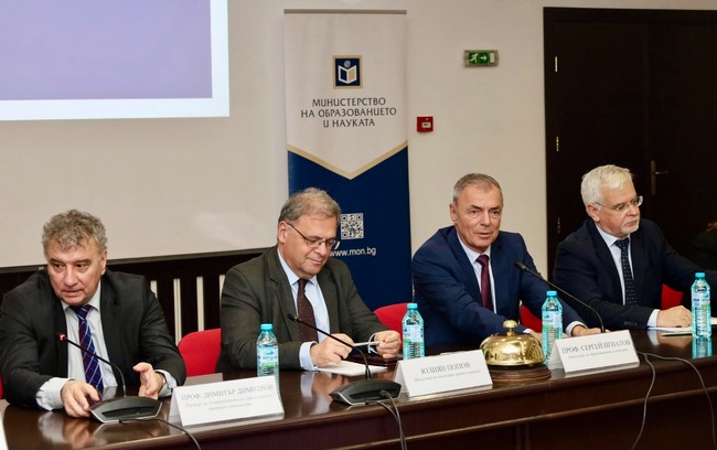 Имаме нужда от повече хора, ангажирани с научна дейност, както от увеличаване на инвестициите в науката и иновациите, каза министър Сергей Игнатов