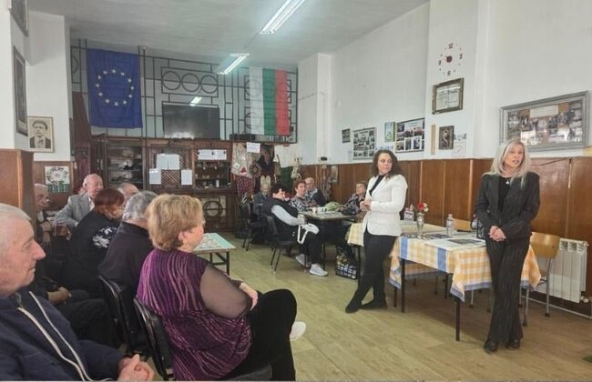 Водачът на листата на коалиция ПП-ДБ за 28 МИР-Търговище Илина Мутафчиева и кандидати за депутати се срещнаха с възрастни хора от града 