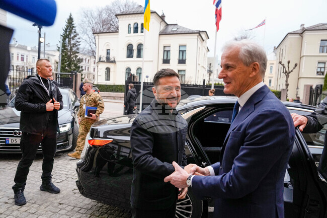 Зеленски пристигна на посещение в Норвегия