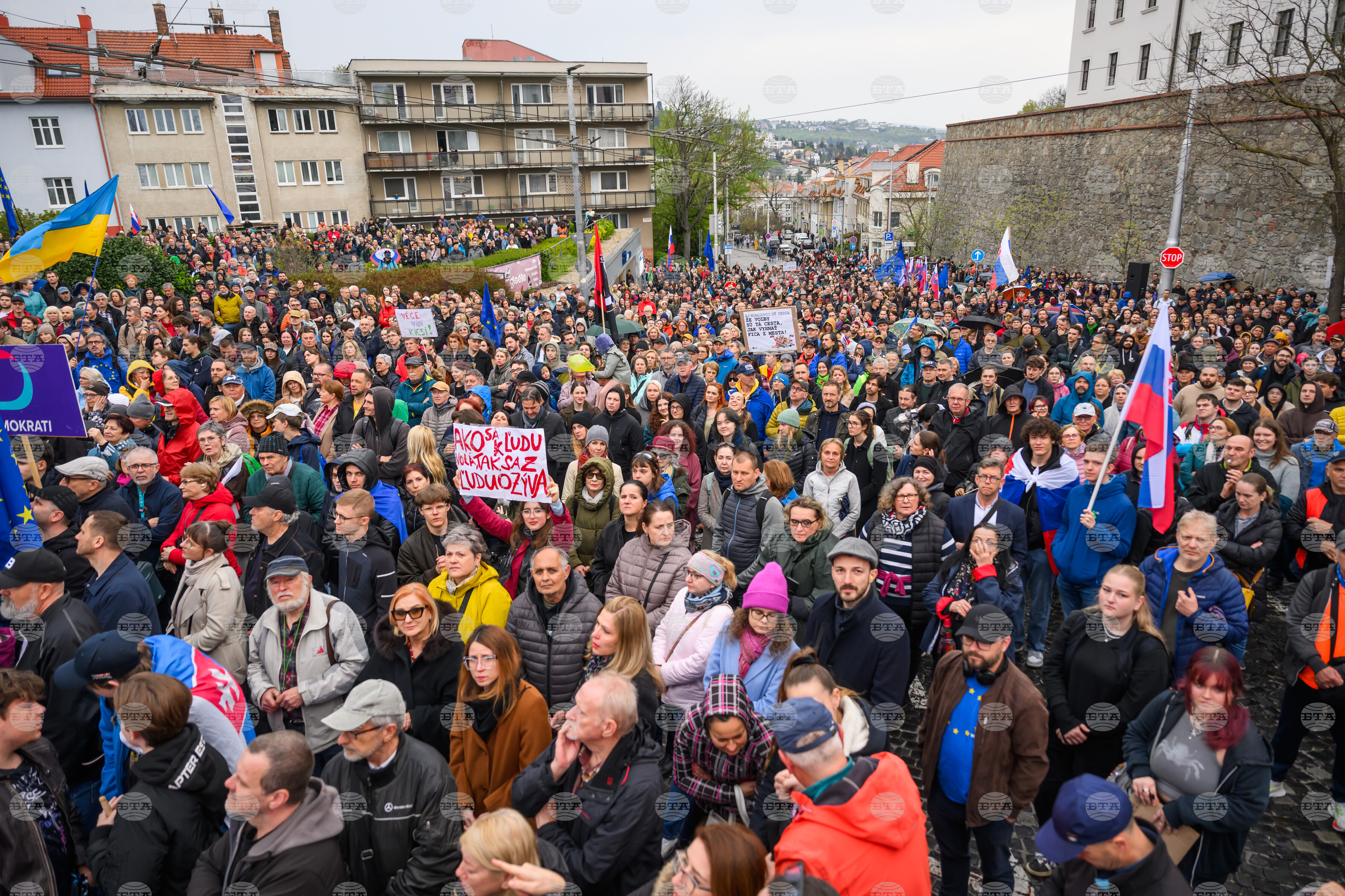 Хиляди демонстранти се противопоставиха на плана на Роберт Фицо да забрани на словаците в чужбина да могат да гласуват по пощата